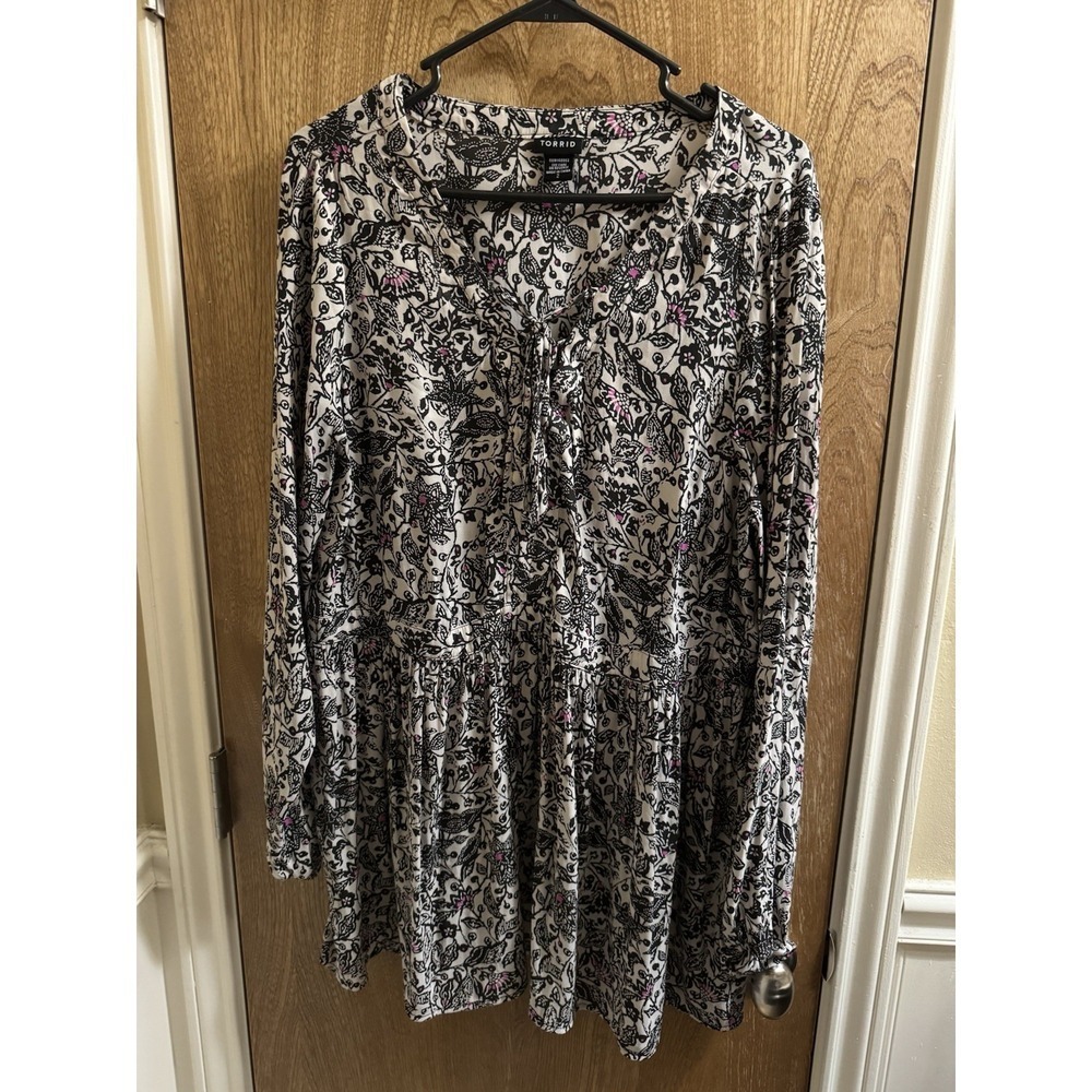 Torrid Black & White Lace Up V-Neck Long Sleeve Pullover Plus Blouse Sz 2 Sheer
